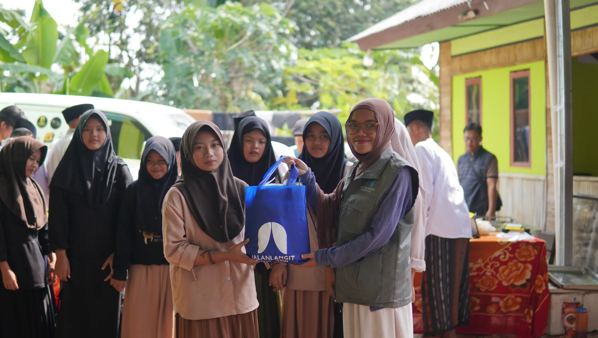 Penyaluran bingkisan kebaikan oleh relawan Jalan Langit Foundation kepada santriwati