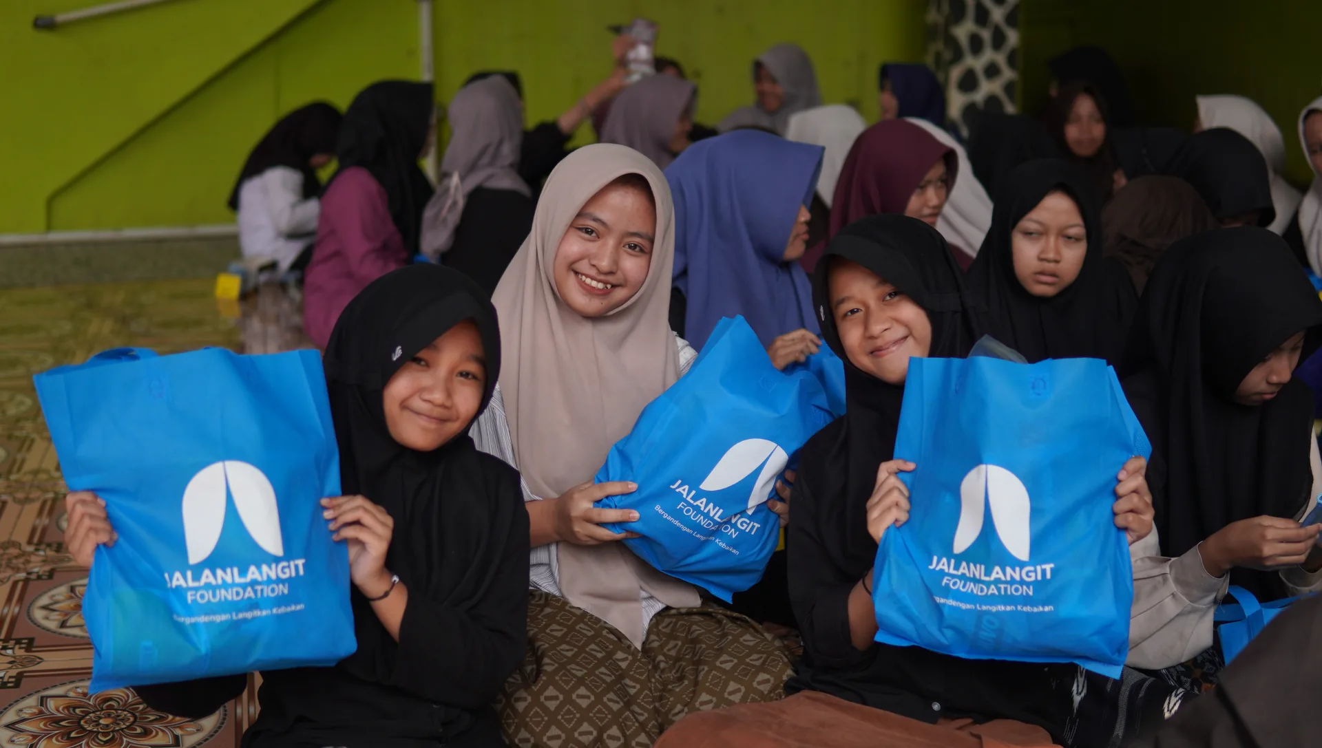 Keceriaan santriwati menerima paket berkah dari Jalan Langit Foundation